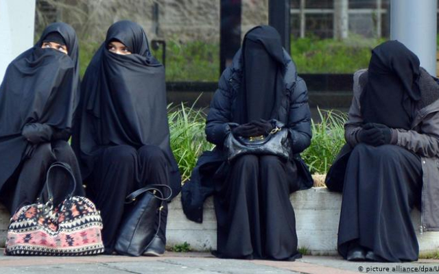 Yosh ona va ogilning dosti jinsiy aloqa Saunada shaxsiy jinsiy aloqa